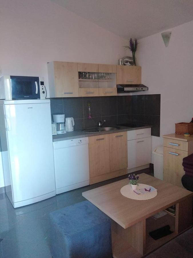 Apartmani Ivankovic Karlobag Eksteriør bilde