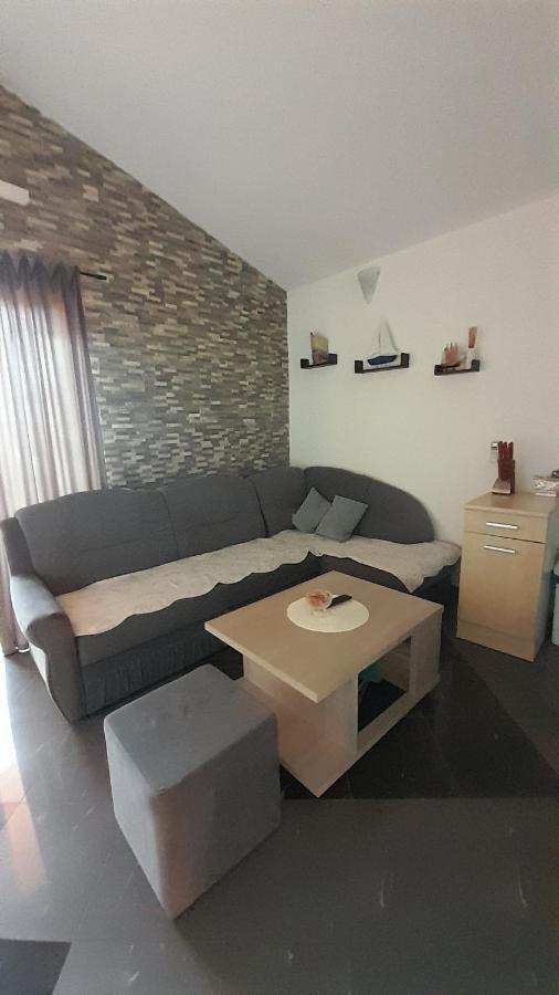 Apartmani Ivankovic Karlobag Eksteriør bilde