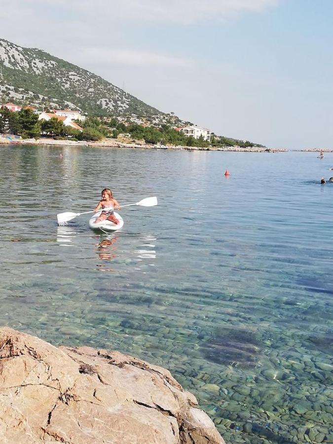 Apartmani Ivankovic Karlobag Eksteriør bilde