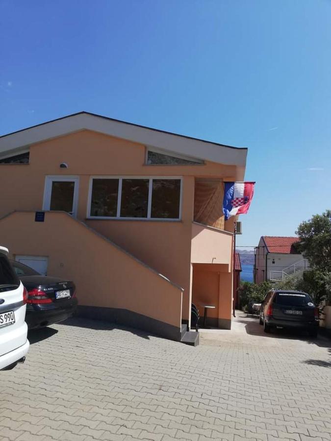 Apartmani Ivankovic Karlobag Eksteriør bilde