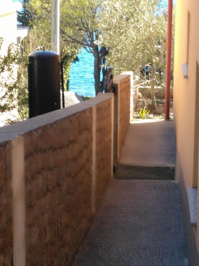 Apartmani Ivankovic Karlobag Eksteriør bilde