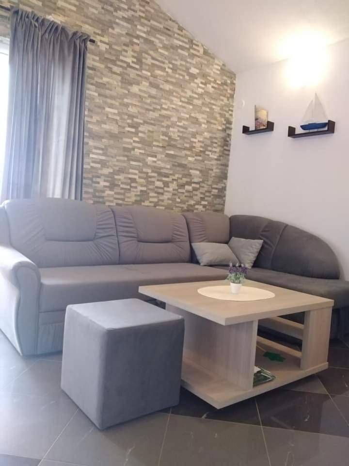 Apartmani Ivankovic Karlobag Rom bilde